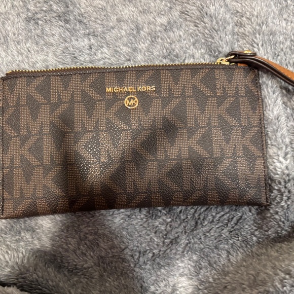 Jet Set Large Signature Logo Wristlet MK - Picture 2 of 2